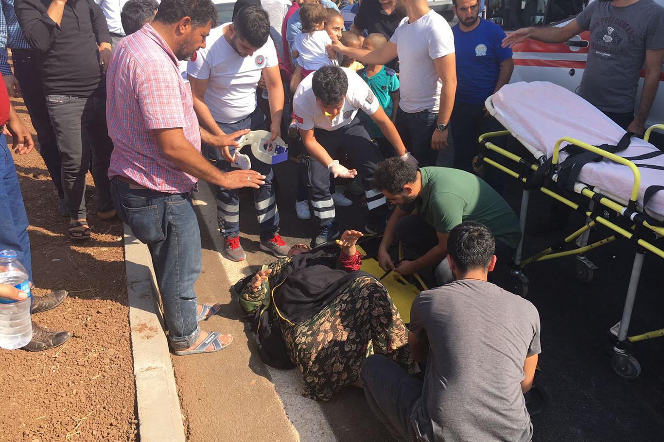 Yolun karşısına geçmek isteyen kadına otomobil çarptı Yolun karşısına geçmek isteyen kadına otomobil çarptı